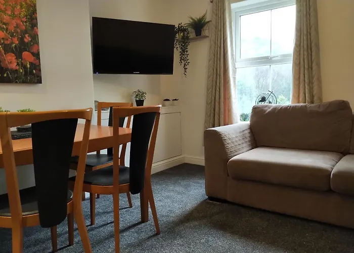 Oliver Wests Beautiful 2 Bedroom Sleeps 4 Apartment